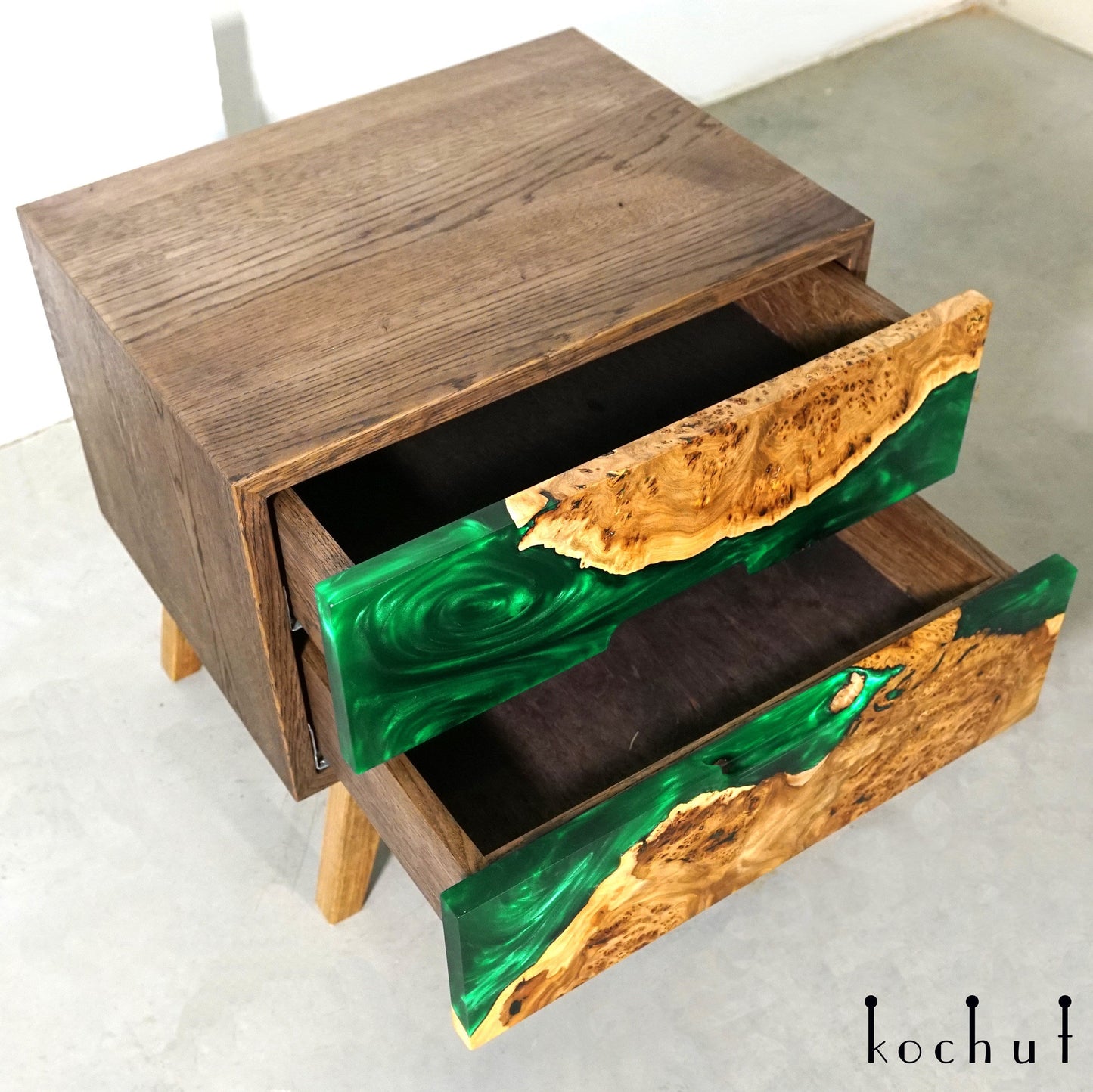 Smaragdträume — Nachttisch aus Holz und Epoxidharz