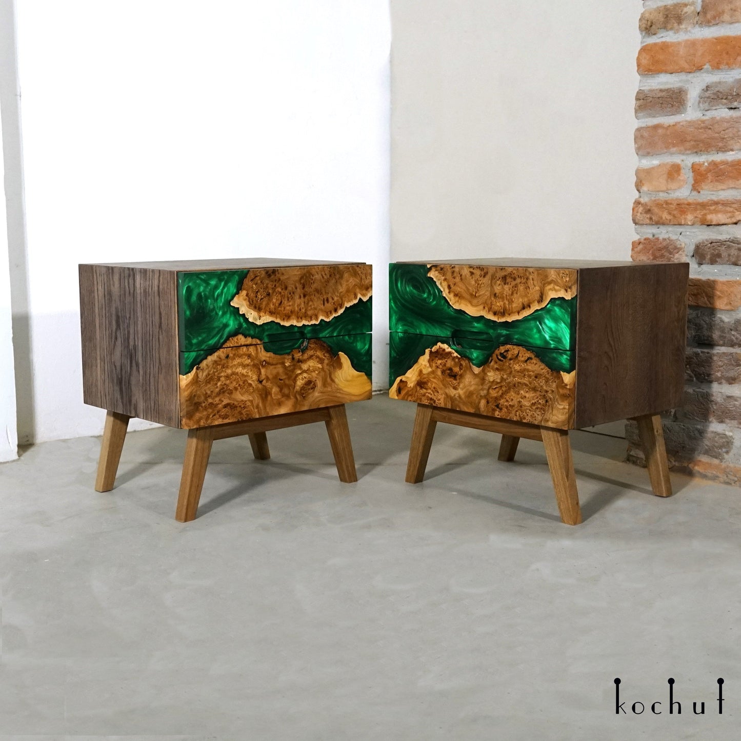 Smaragdträume — Nachttisch aus Holz und Epoxidharz