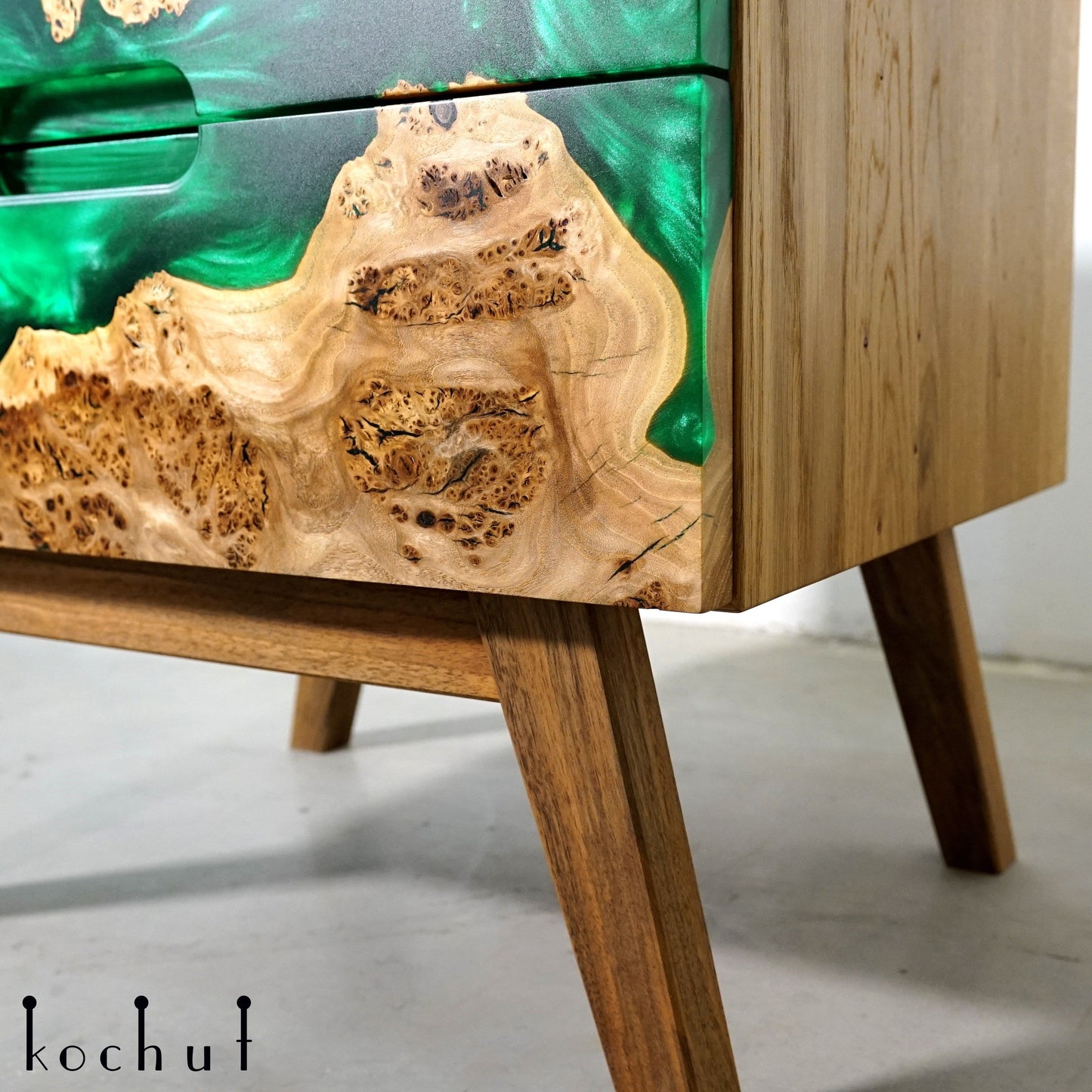 Smaragdträume — Nachttisch aus Holz und Epoxidharz