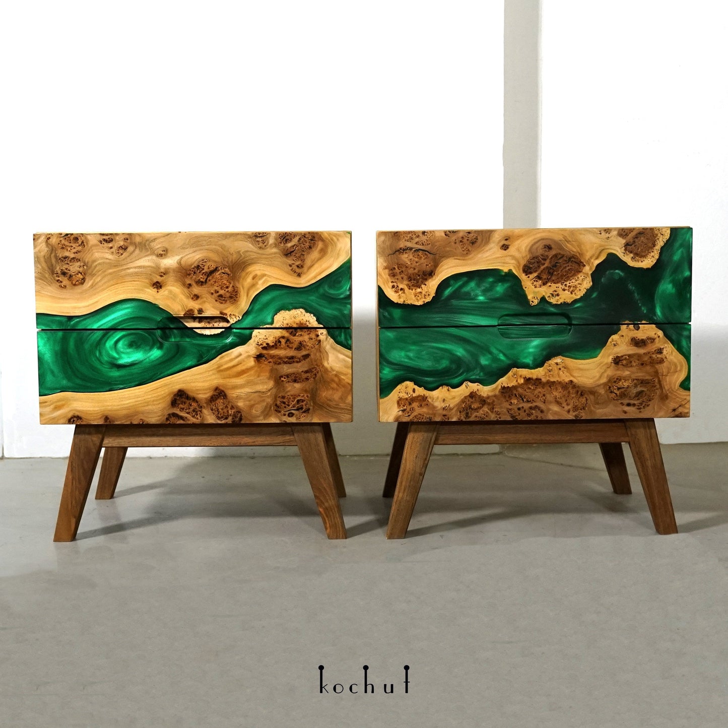 Smaragdträume — Nachttisch aus Holz und Epoxidharz
