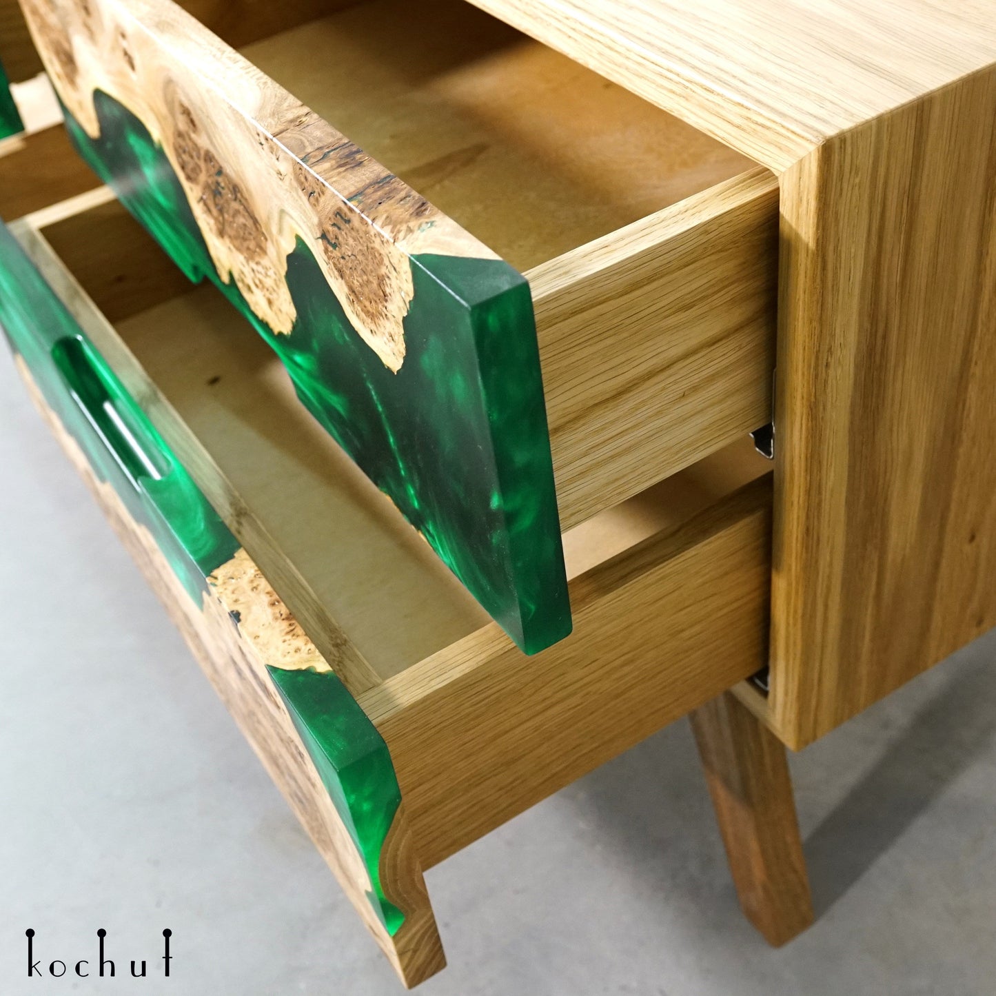 Smaragdträume — Nachttisch aus Holz und Epoxidharz