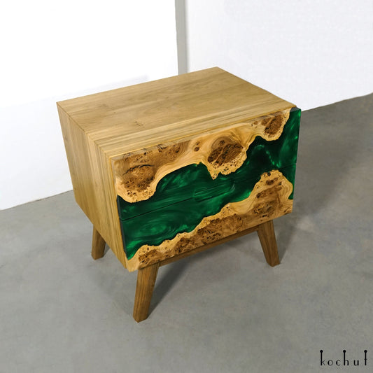 Smaragdträume — Nachttisch aus Holz und Epoxidharz