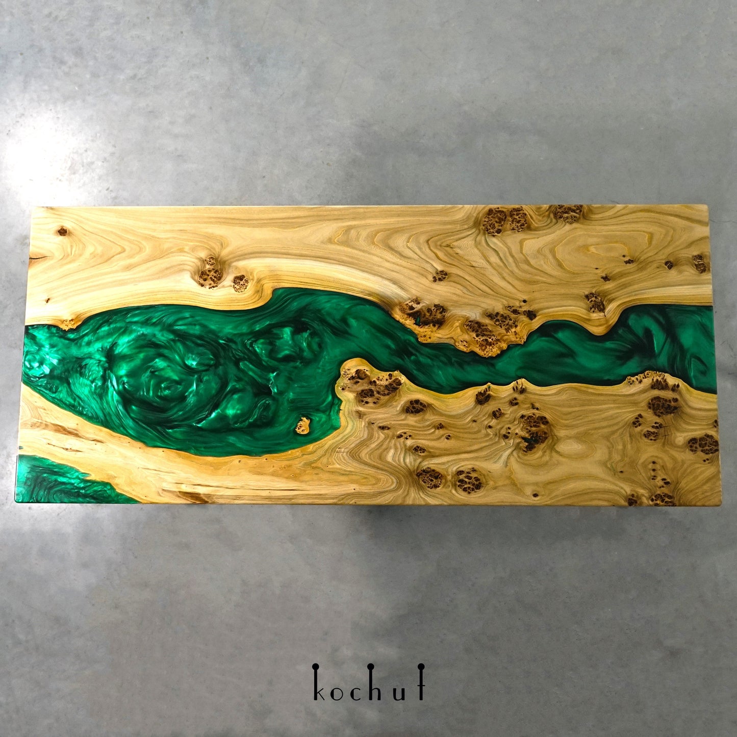Romano — Esstisch aus Holz und Epoxidharz