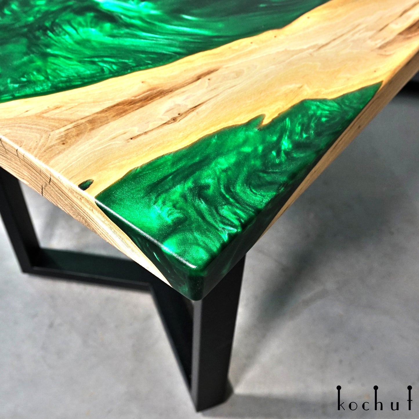 Romano — Esstisch aus Holz und Epoxidharz