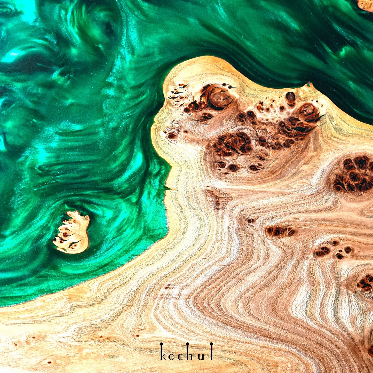Romano — Esstisch aus Holz und Epoxidharz