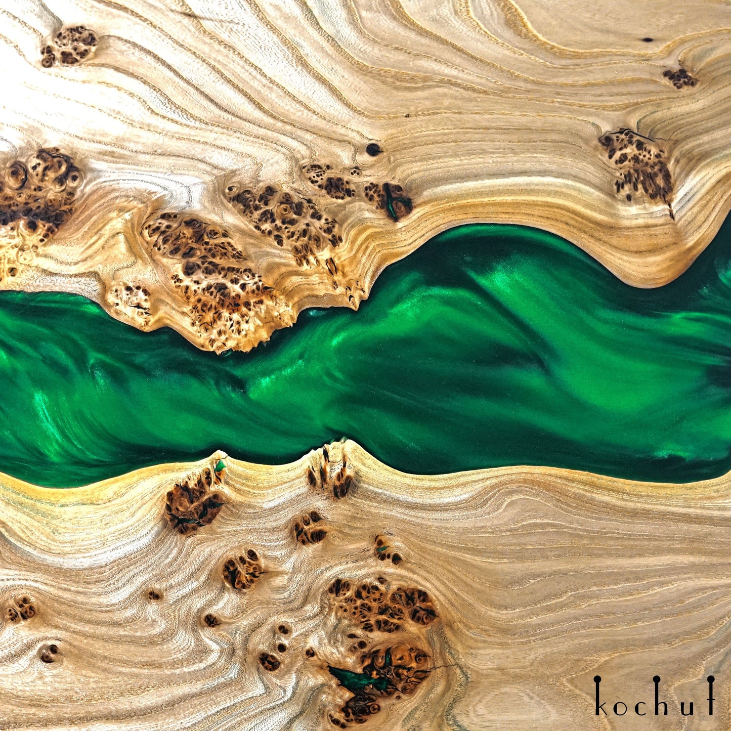 Romano — Esstisch aus Holz und Epoxidharz