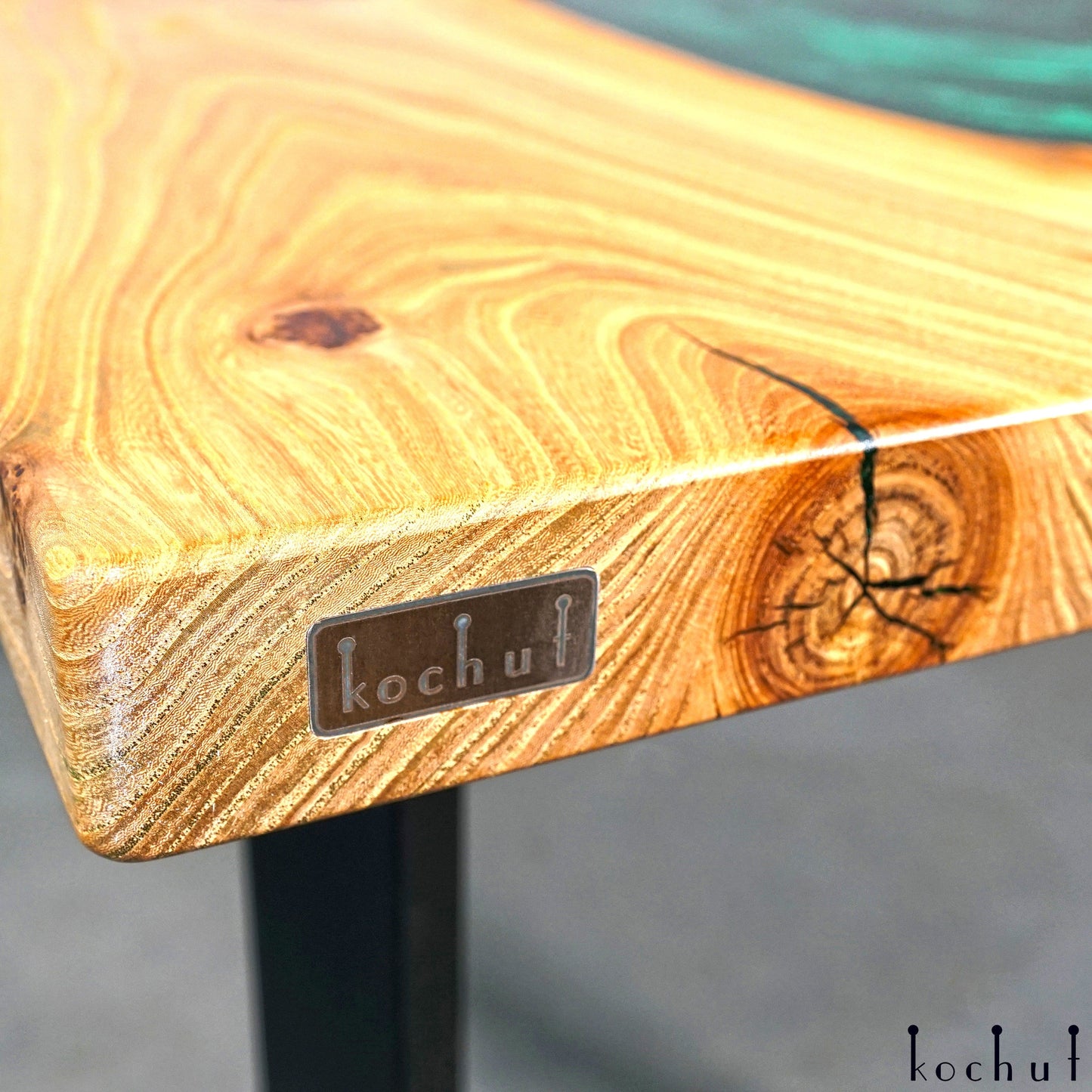 Romano — Esstisch aus Holz und Epoxidharz