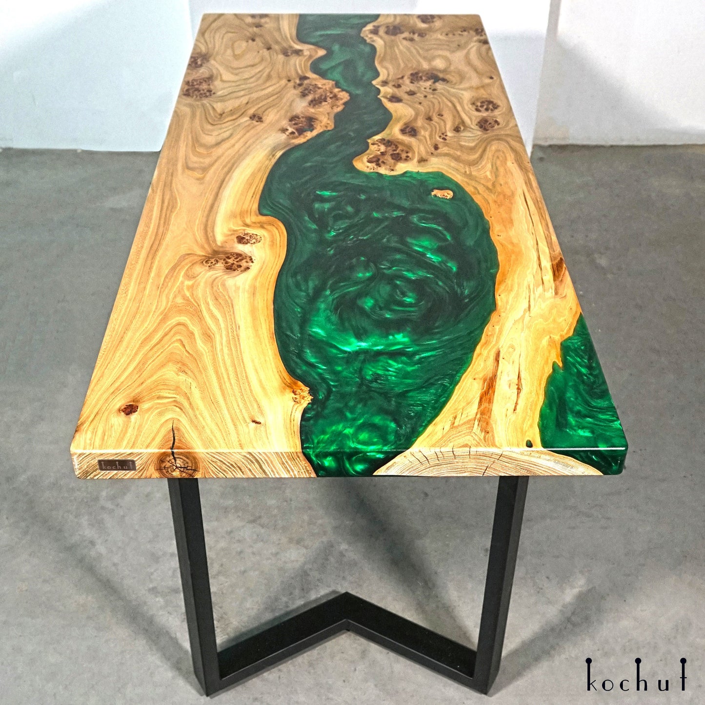 Romano — Esstisch aus Holz und Epoxidharz