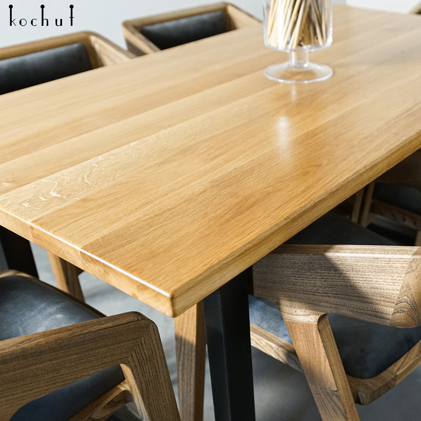 Familienkomfort — Esstisch aus Holz (schwarze Metallbeine)