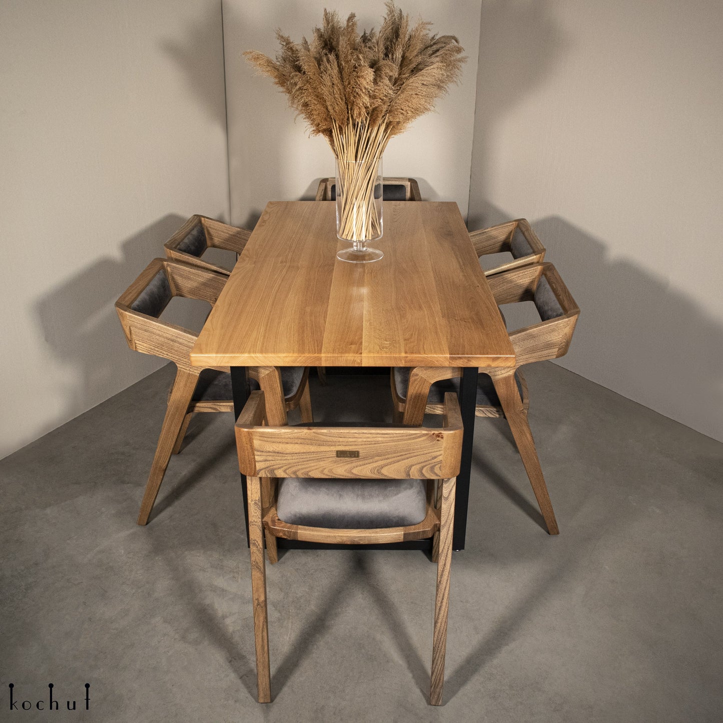 Familienkomfort — Esstisch aus Holz (schwarze Metallbeine)