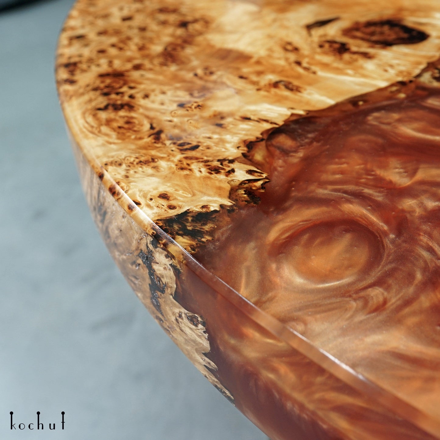 Jupiter — Esstisch aus Holz und Epoxidharz