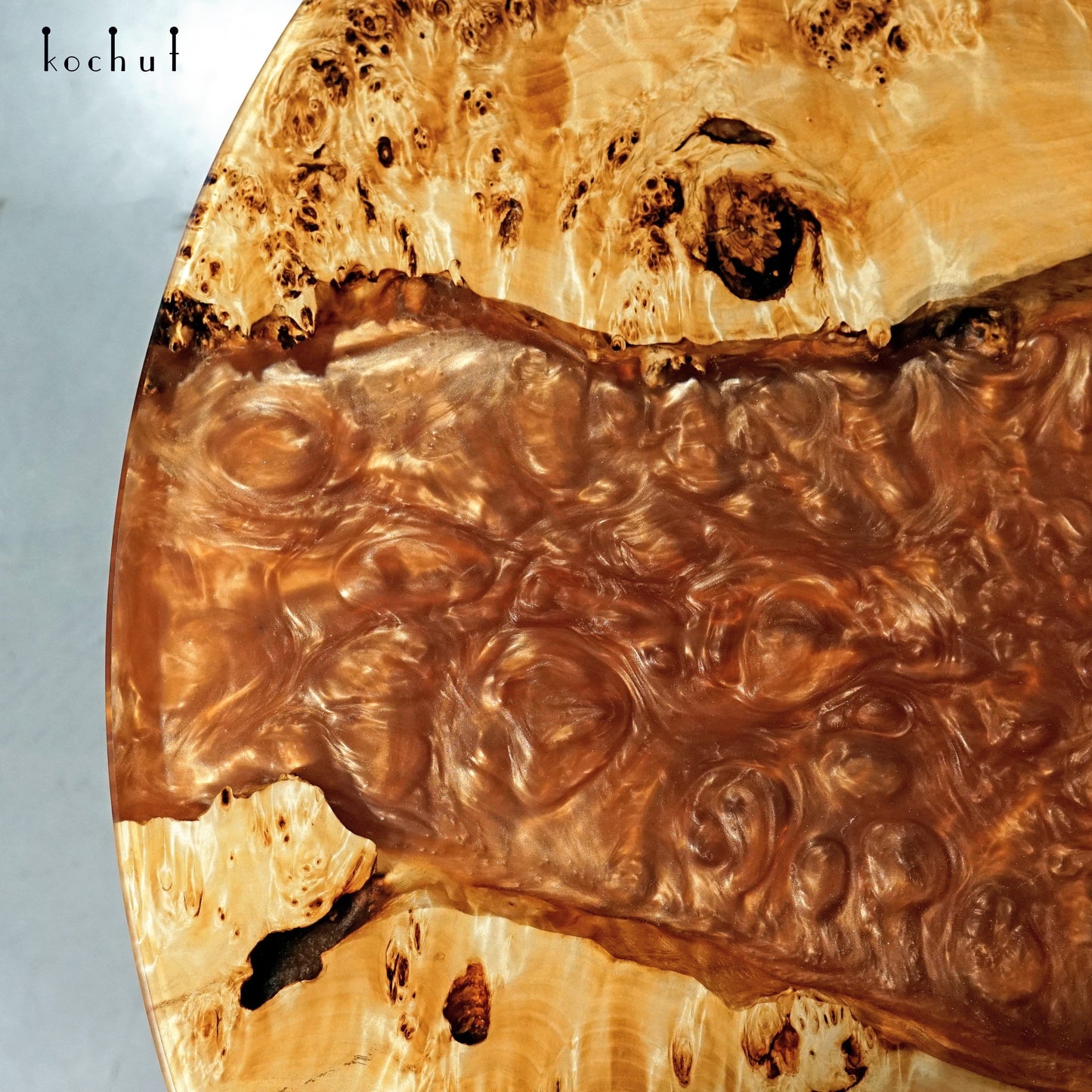 Jupiter — Esstisch aus Holz und Epoxidharz