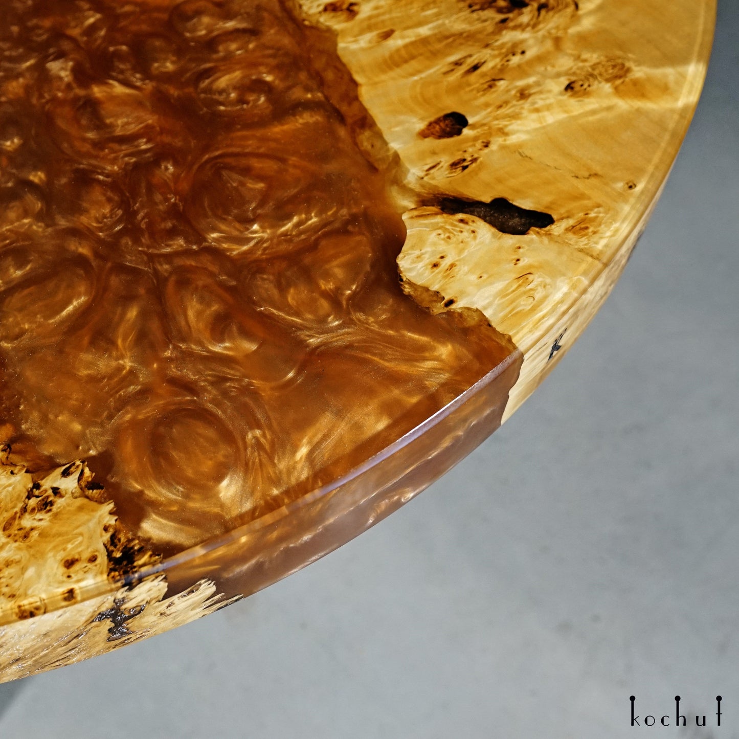 Jupiter — Esstisch aus Holz und Epoxidharz