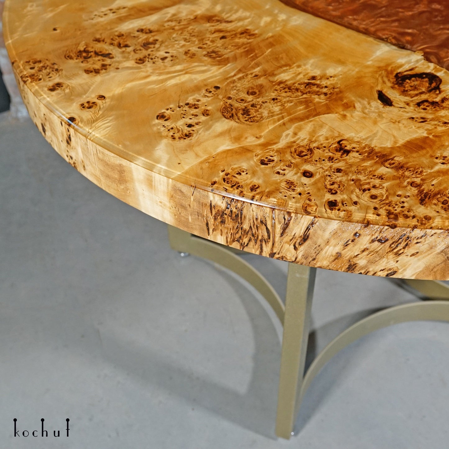 Jupiter — Esstisch aus Holz und Epoxidharz