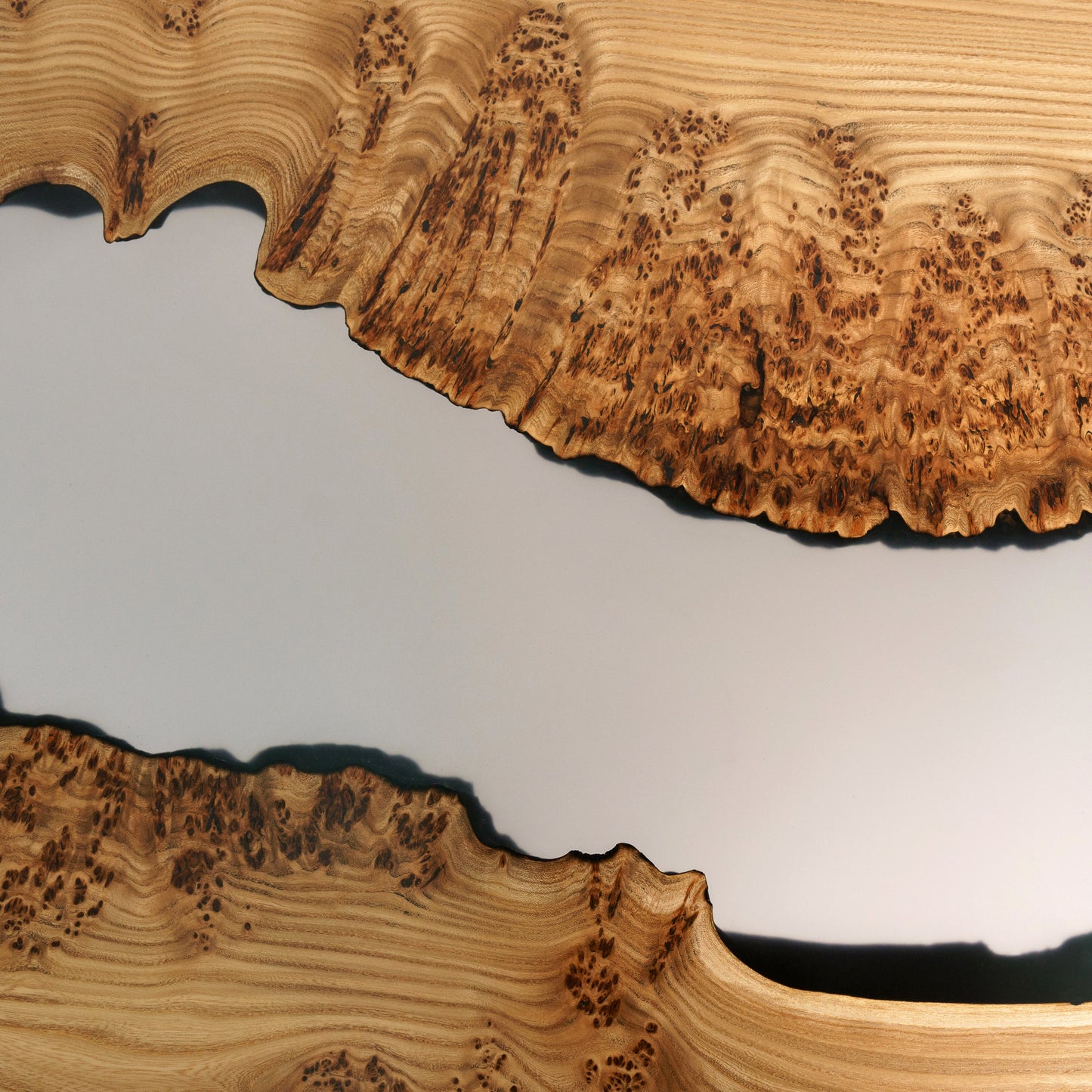 Grauer Kardinal — Esstisch aus Holz und Epoxidharz (Metallbeine)