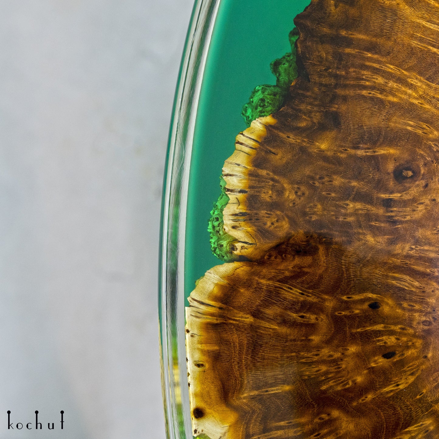 Claire — Esstisch aus Holz und Epoxidharz