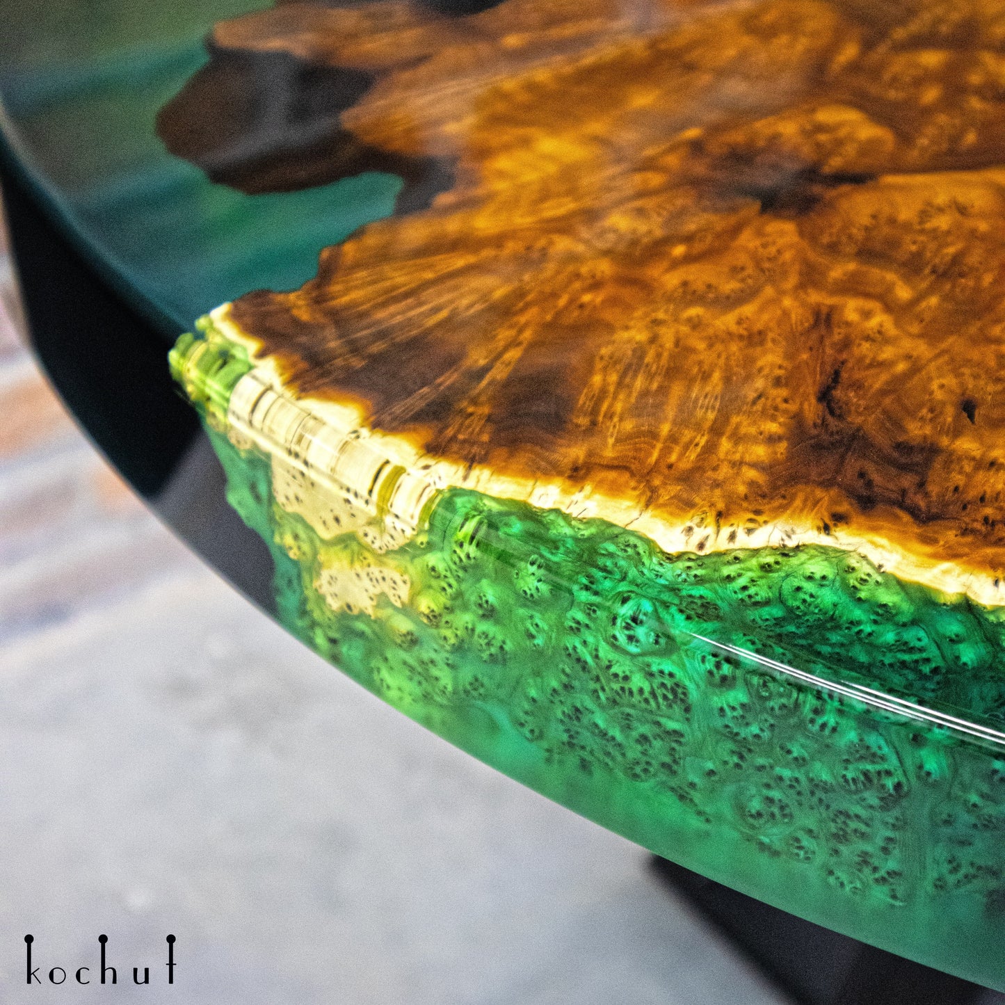 Claire — Esstisch aus Holz und Epoxidharz