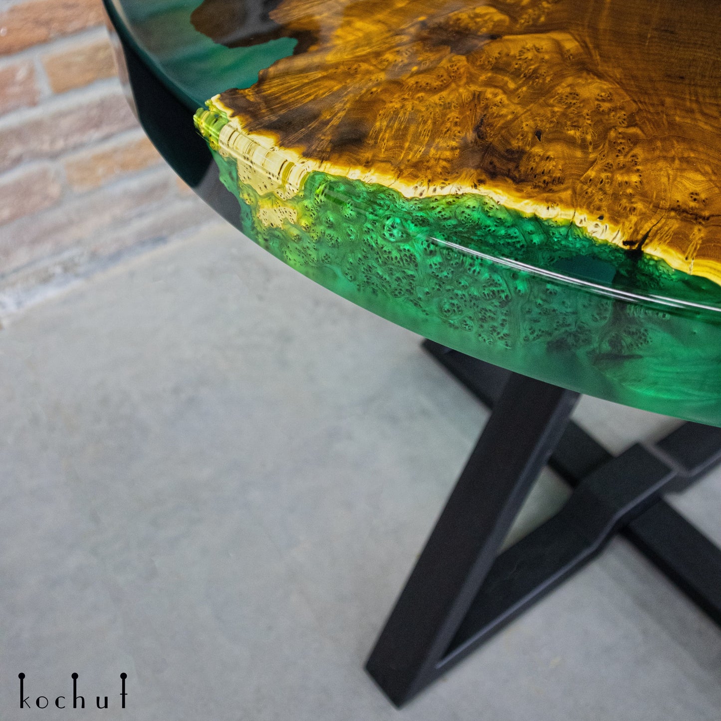 Claire — Esstisch aus Holz und Epoxidharz