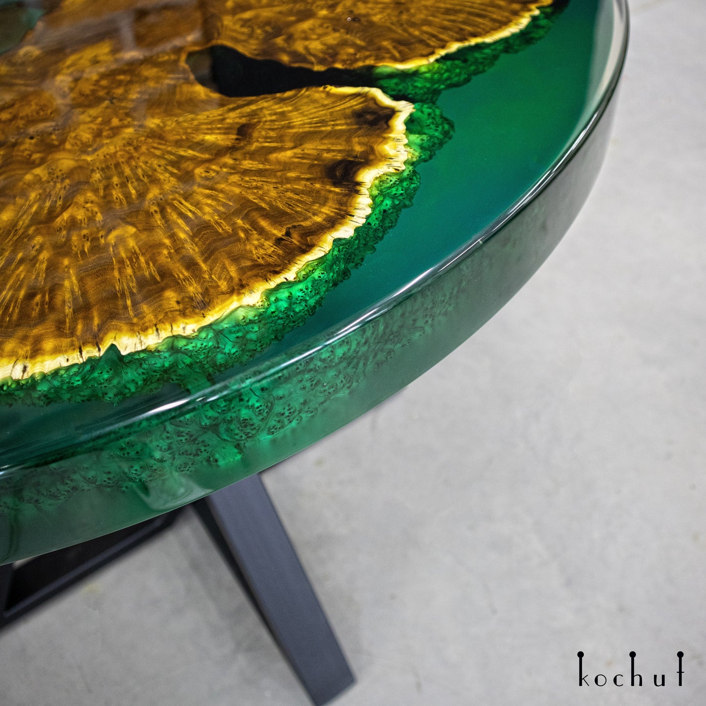 Claire — Esstisch aus Holz und Epoxidharz