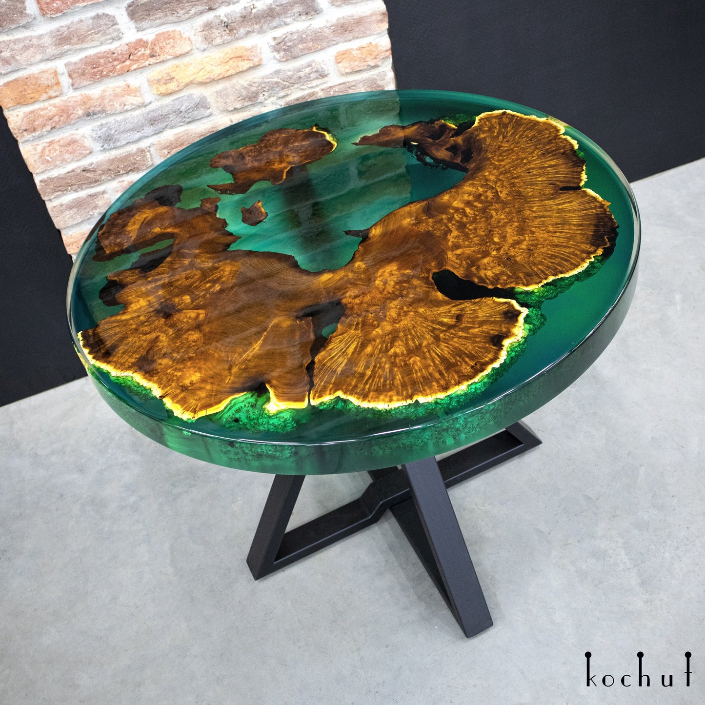 Claire — Esstisch aus Holz und Epoxidharz