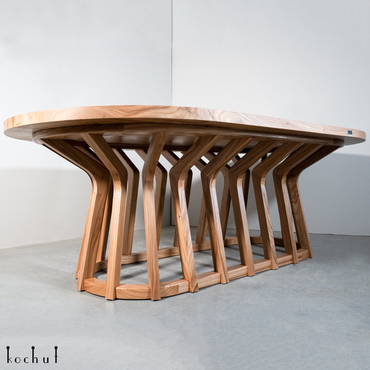 Noah's Land — Esszimmertisch aus Holz und Epoxidharz