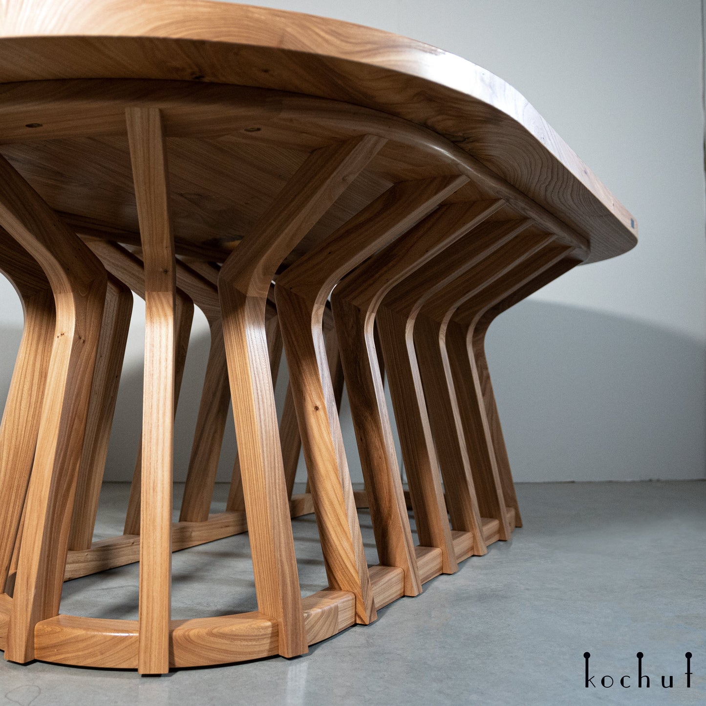 Noah's Land — Esszimmertisch aus Holz und Epoxidharz
