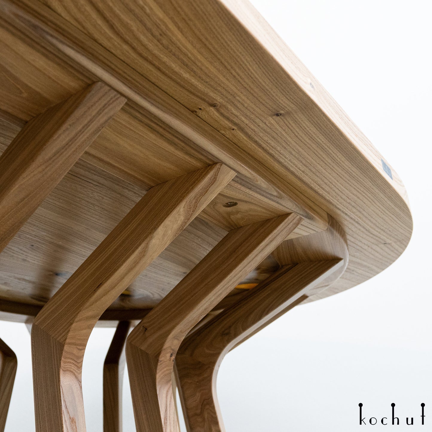 Noah's Land — Esszimmertisch aus Holz und Epoxidharz
