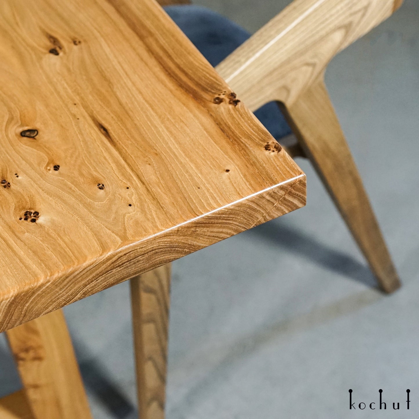 Monica — Esstisch aus Holz und Epoxidharz