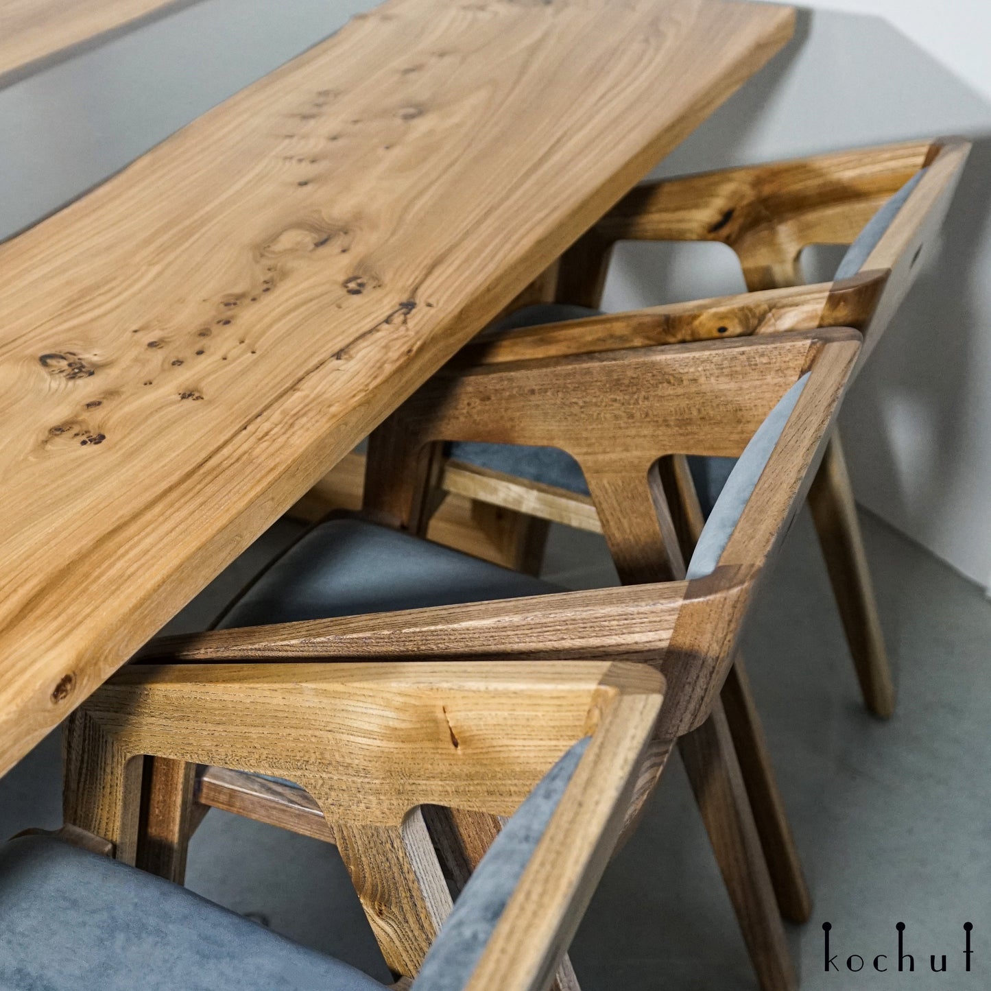Monica — Esstisch aus Holz und Epoxidharz