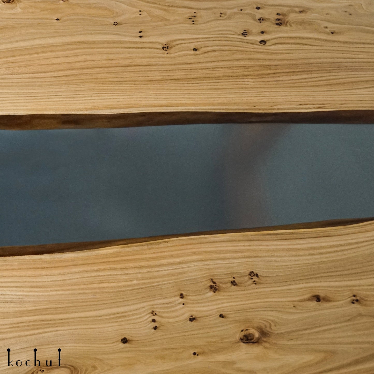 Monica — Esstisch aus Holz und Epoxidharz