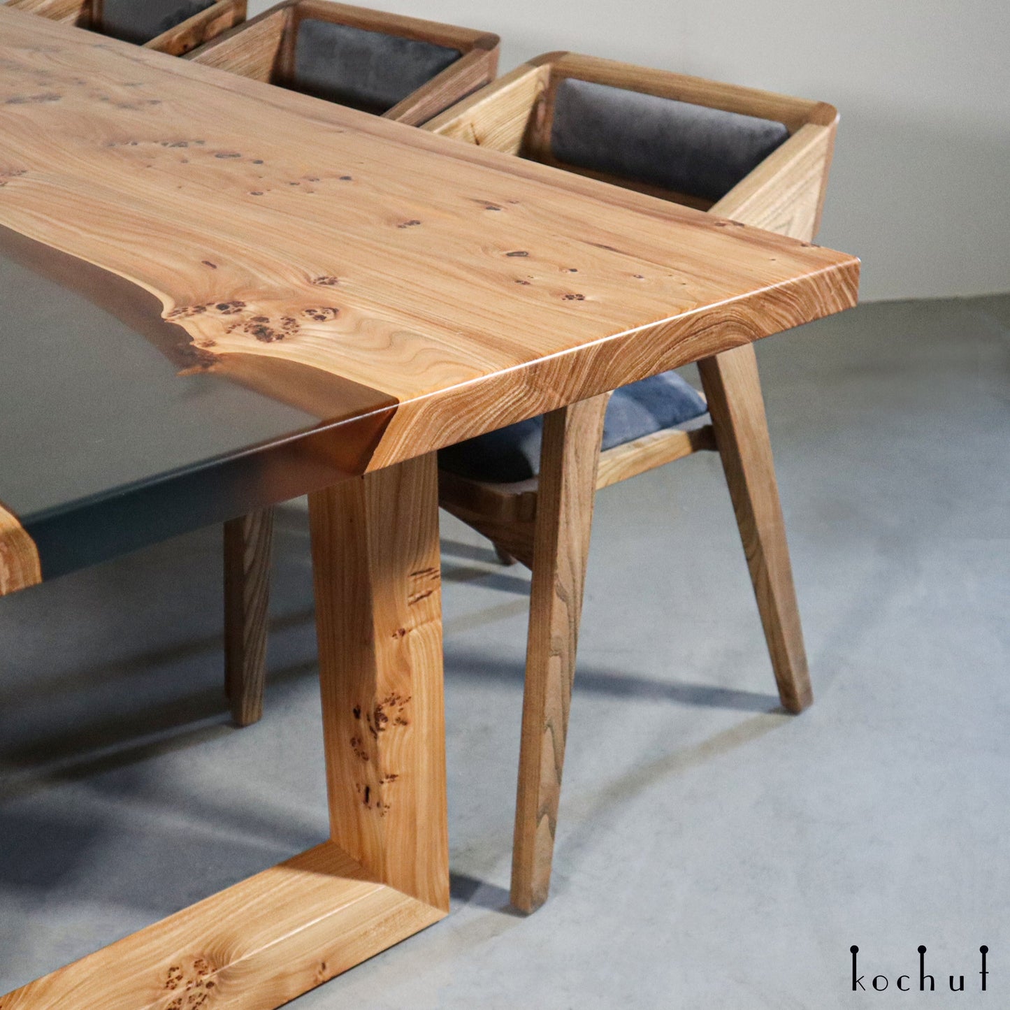 Monica — Esstisch aus Holz und Epoxidharz