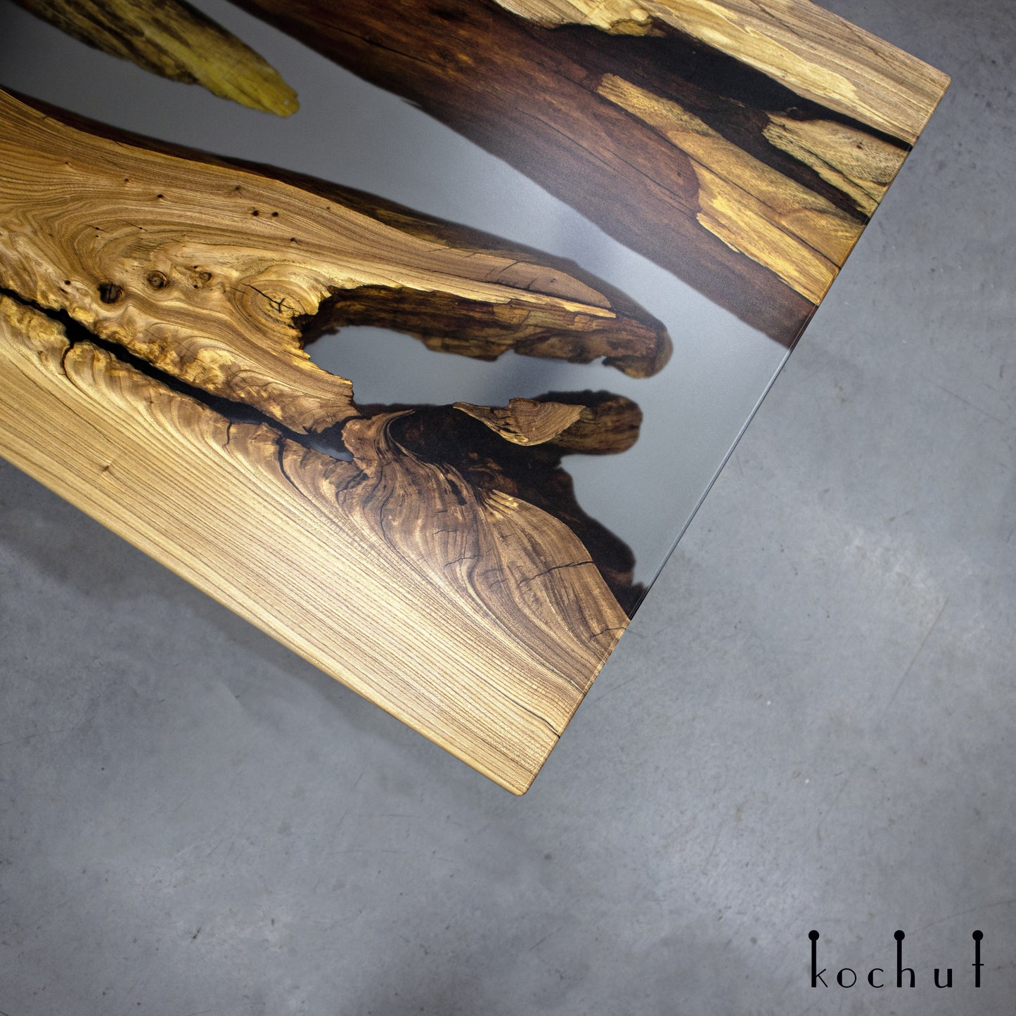 Ramses — Esstisch aus Holz und Epoxidharz