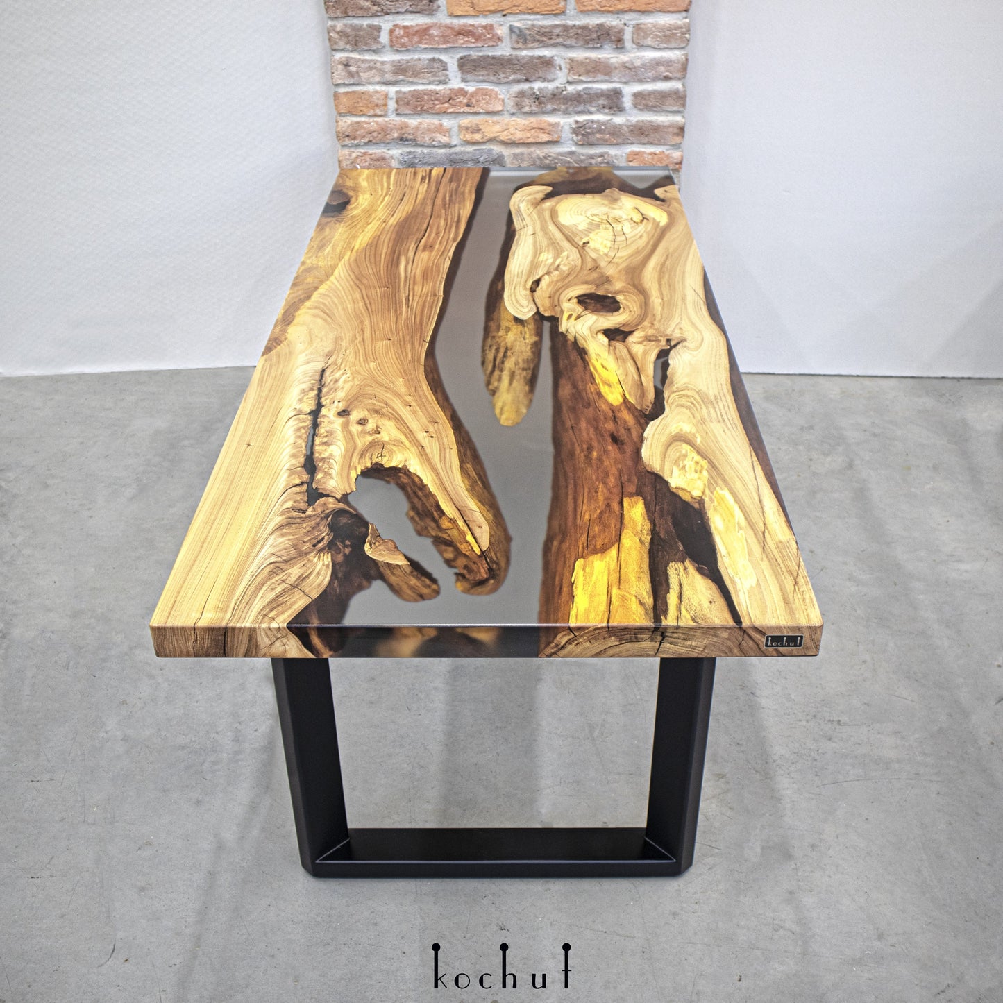 Ramses — Esstisch aus Holz und Epoxidharz
