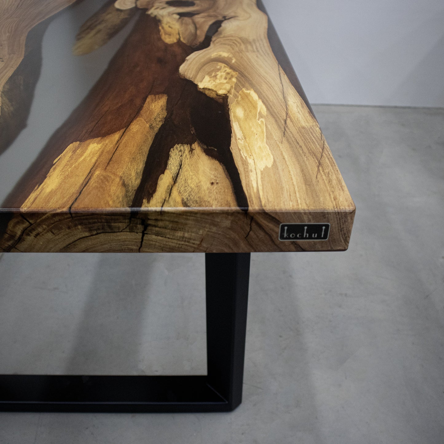 Ramses — Esstisch aus Holz und Epoxidharz
