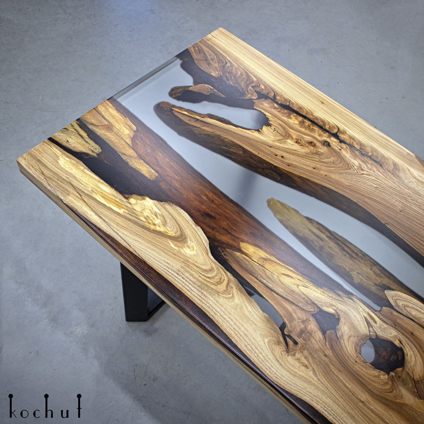 Ramses — Esstisch aus Holz und Epoxidharz