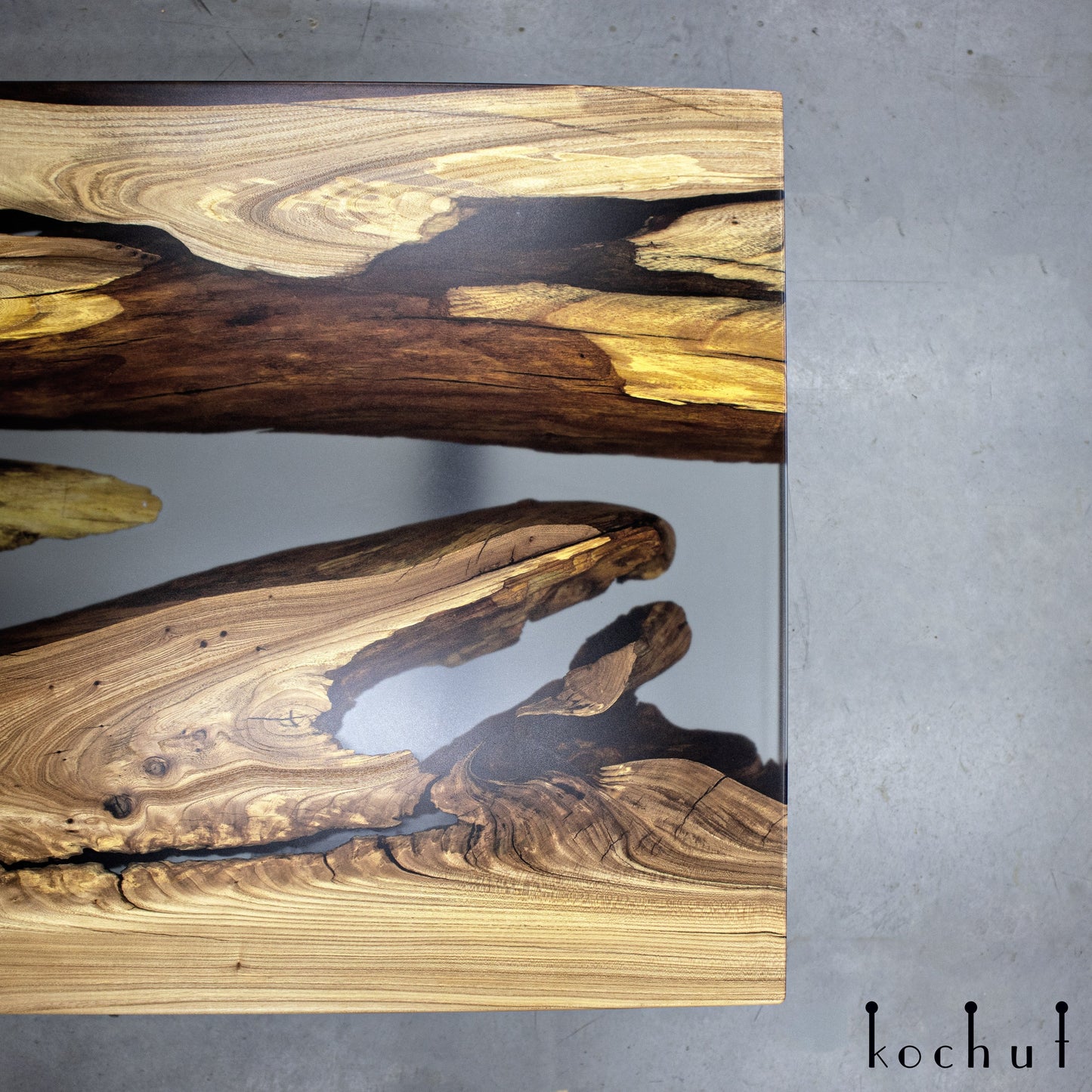 Ramses — Esstisch aus Holz und Epoxidharz