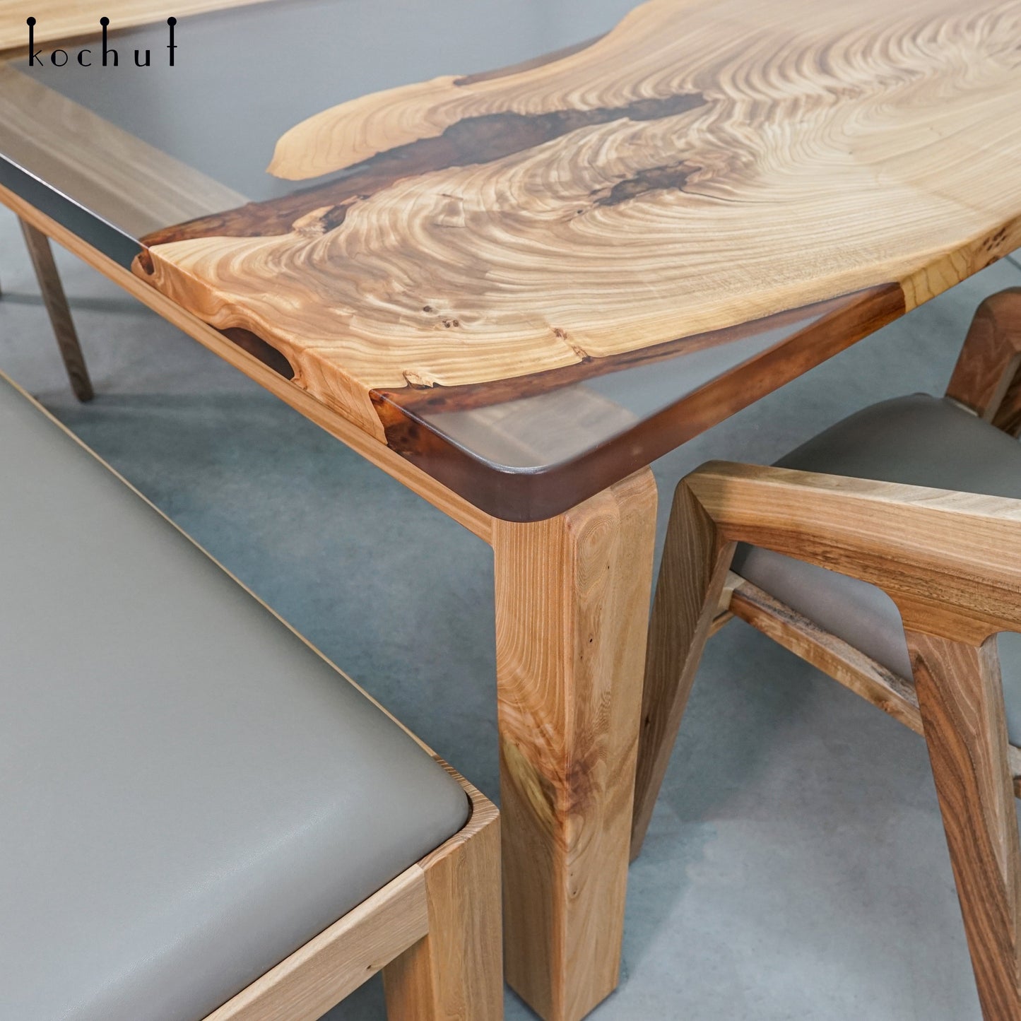 Titanium — Esstisch aus Holz und Epoxidharz