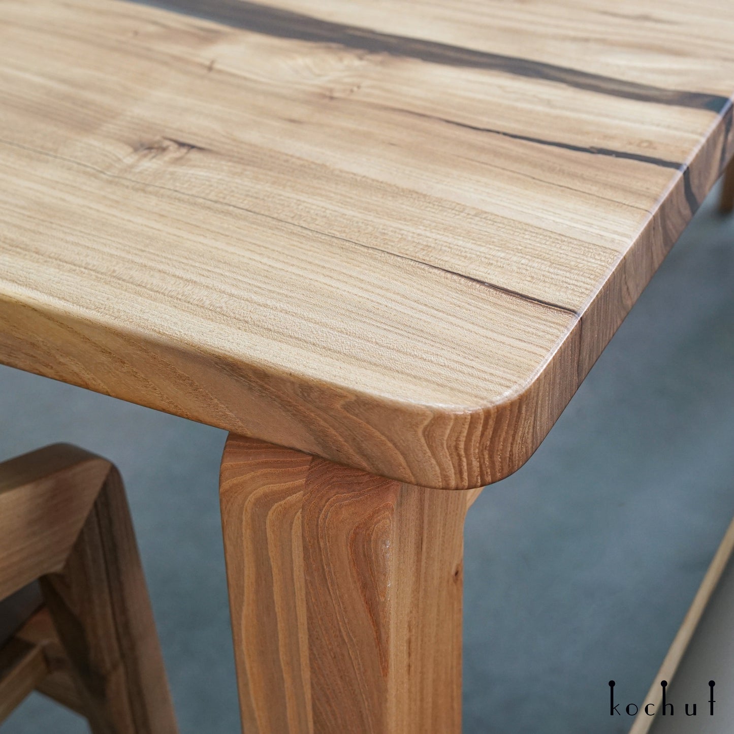 Titanium — Esstisch aus Holz und Epoxidharz