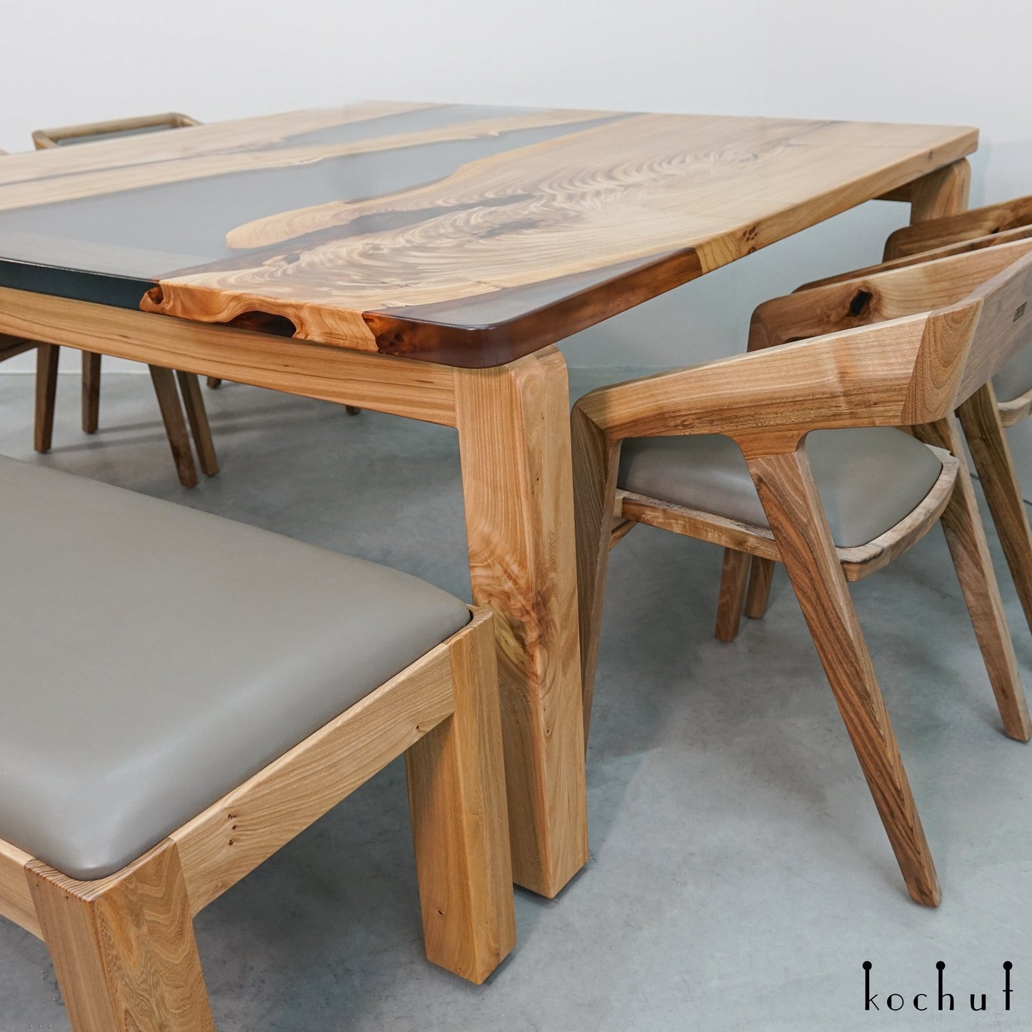 Titanium — Esstisch aus Holz und Epoxidharz