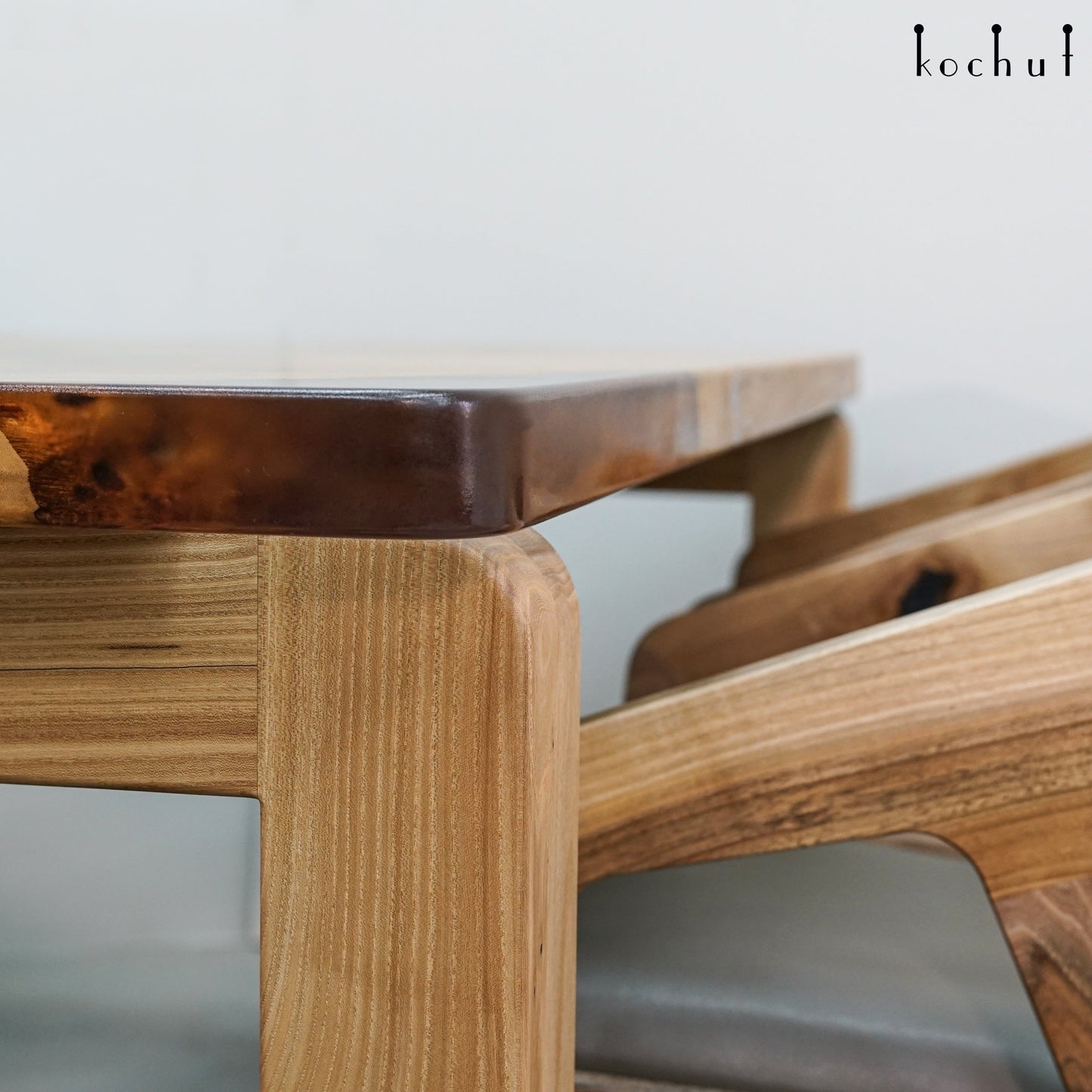 Titanium — Esstisch aus Holz und Epoxidharz