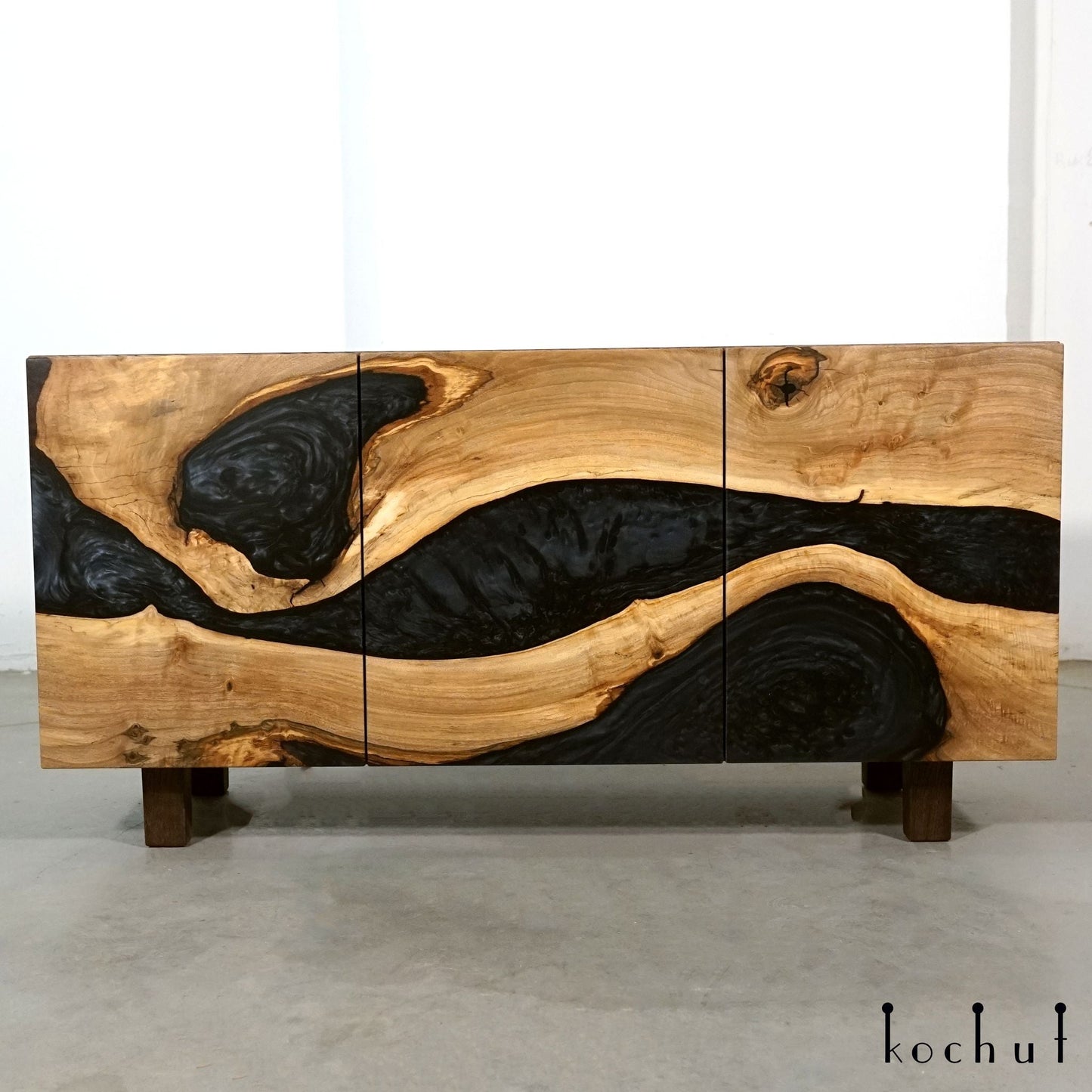 Mistral — Holz- und Epoxidharz-Schrank
