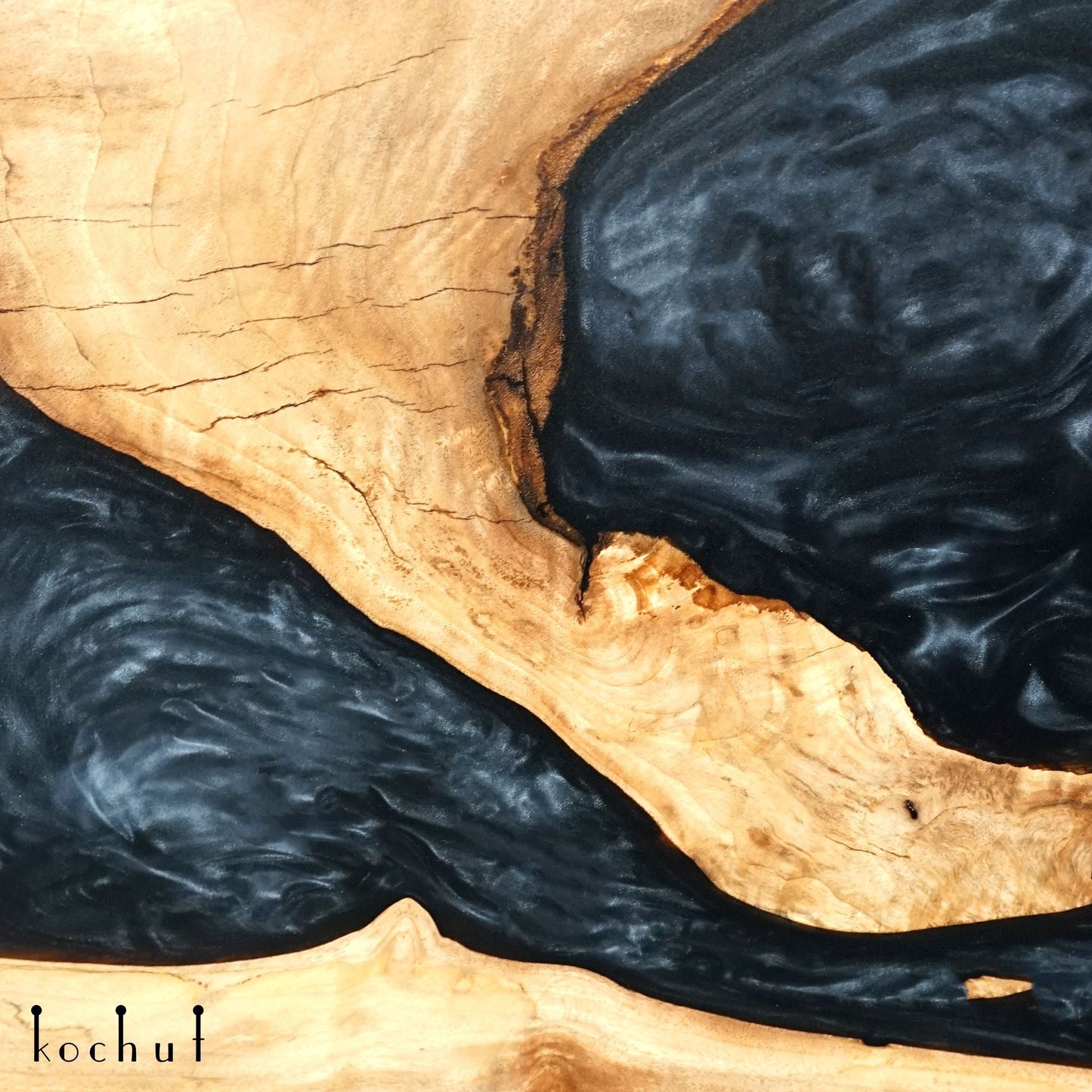 Mistral — Holz- und Epoxidharz-Schrank