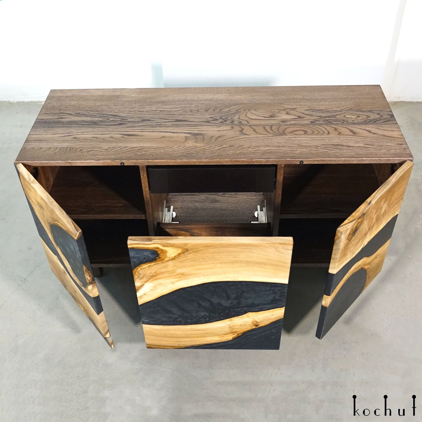 Mistral — Holz- und Epoxidharz-Schrank