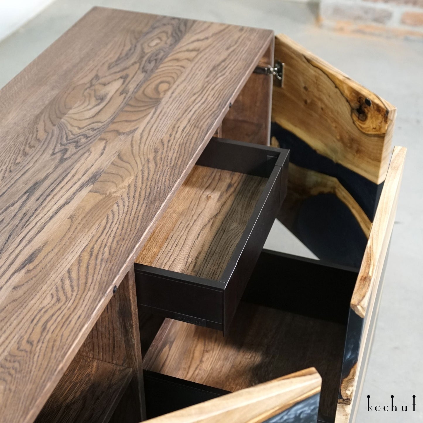 Mistral — Holz- und Epoxidharz-Schrank