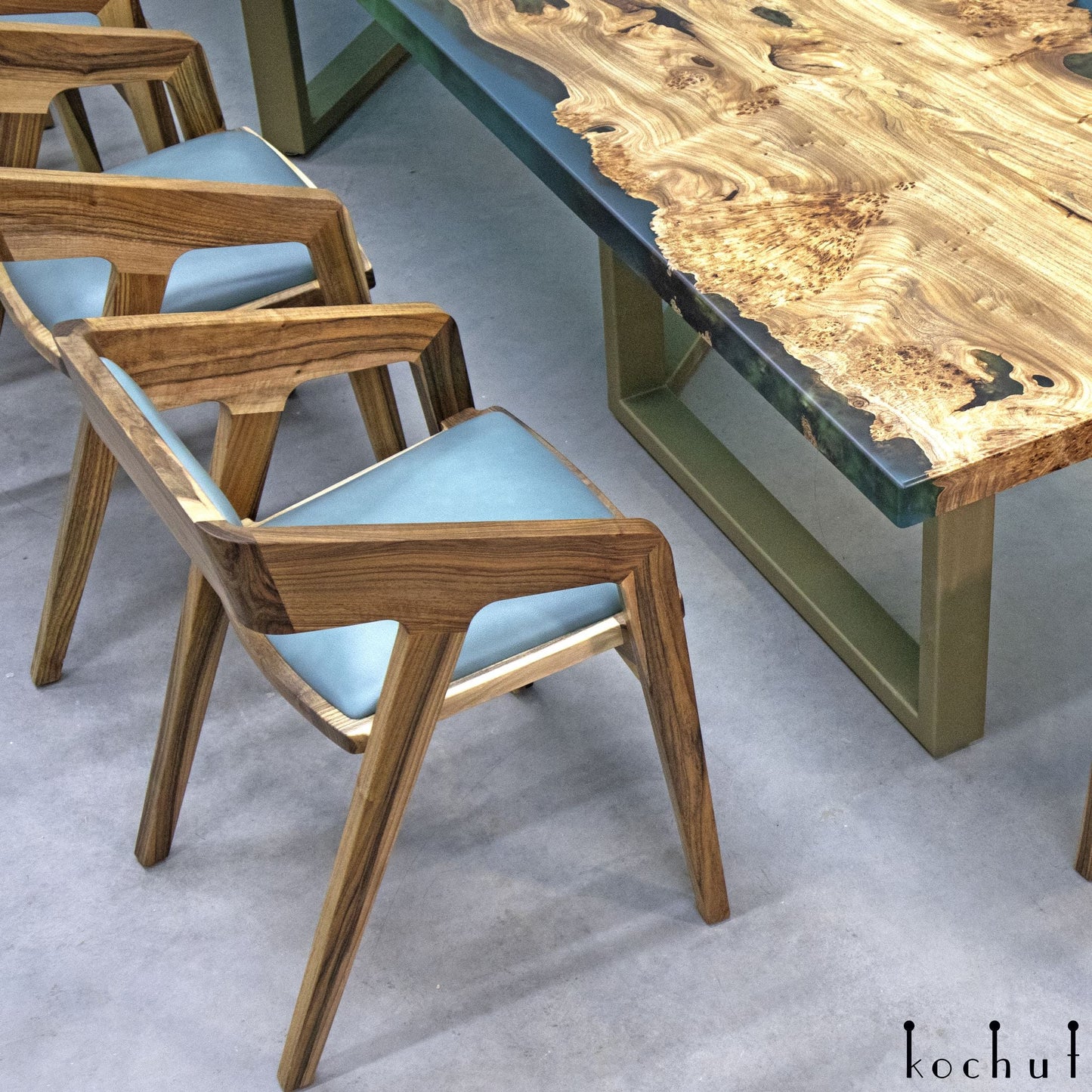 Giant Trail — Holz- und Epoxidharz-Set für Tisch und 12 Stühle