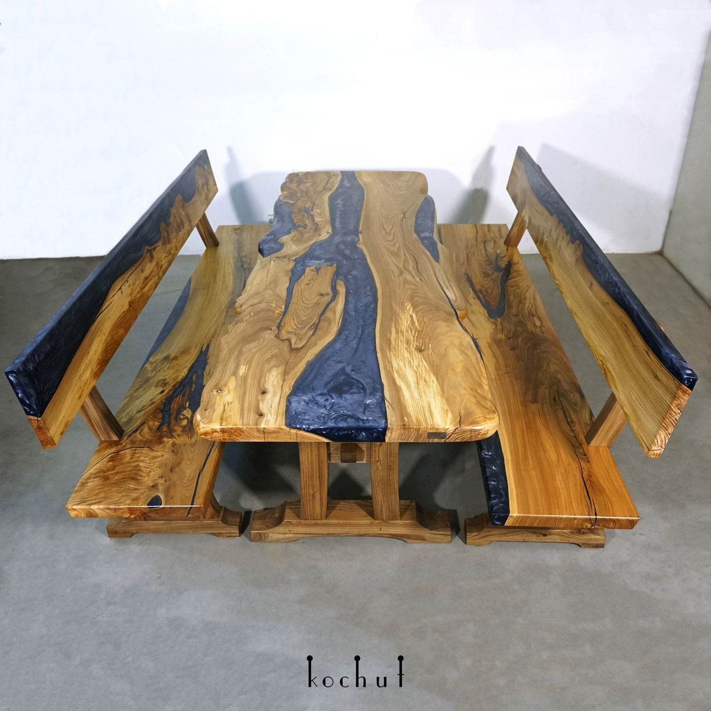 Carthage. Kraft der Erde — Esstisch und Bänke aus Holz und Epoxidharz
