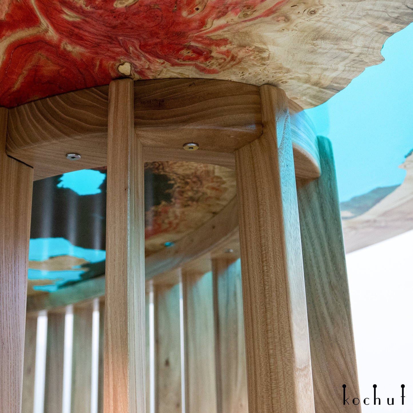 Lagoon — Esstisch aus Holz und Epoxidharz