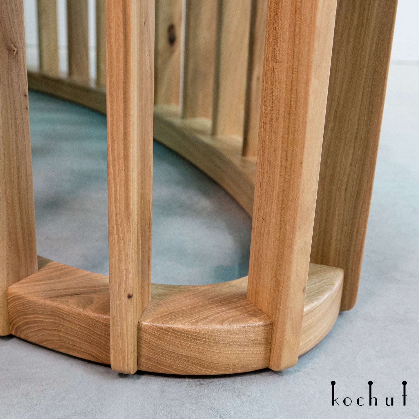 Lagoon — Esstisch aus Holz und Epoxidharz