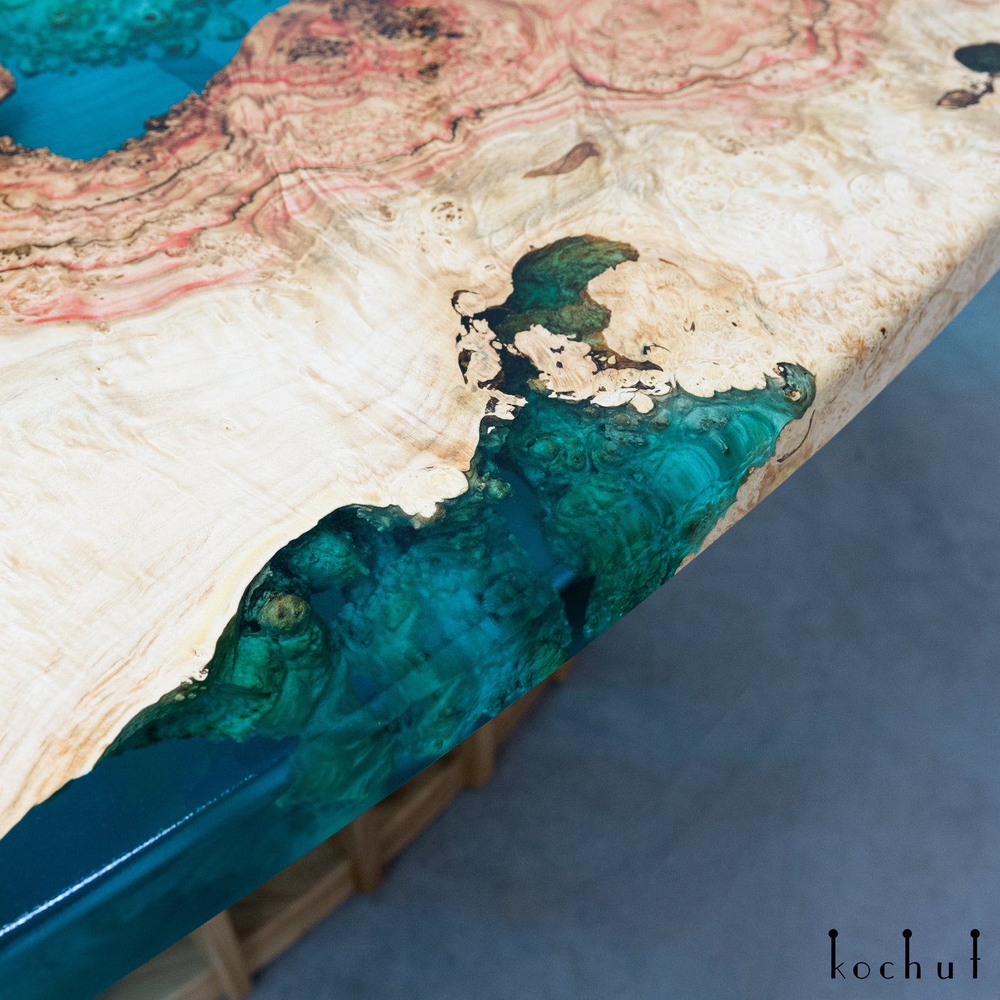Lagoon — Esstisch aus Holz und Epoxidharz