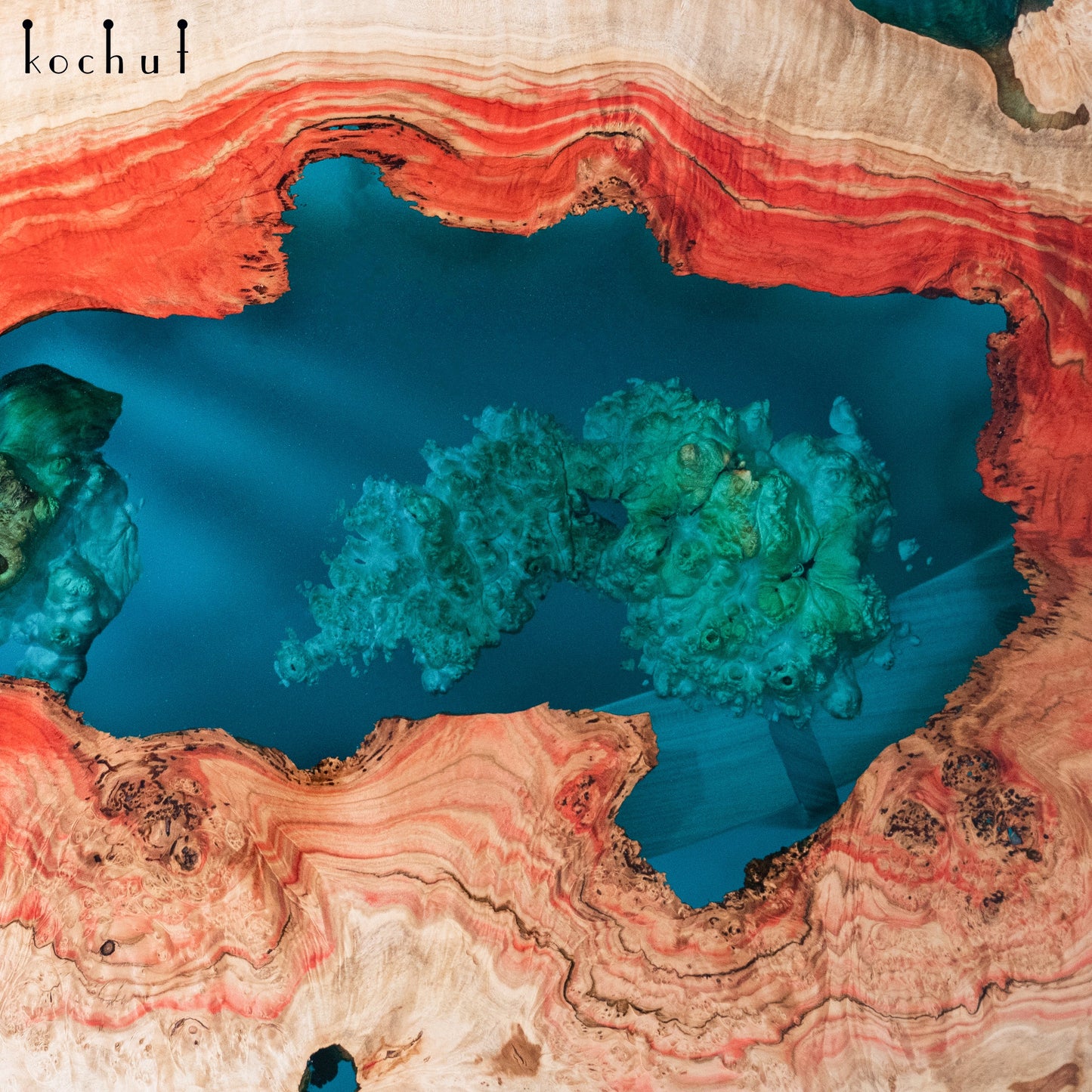 Lagoon — Esstisch aus Holz und Epoxidharz